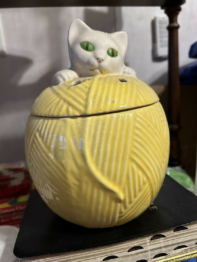 Cat yarn bowl