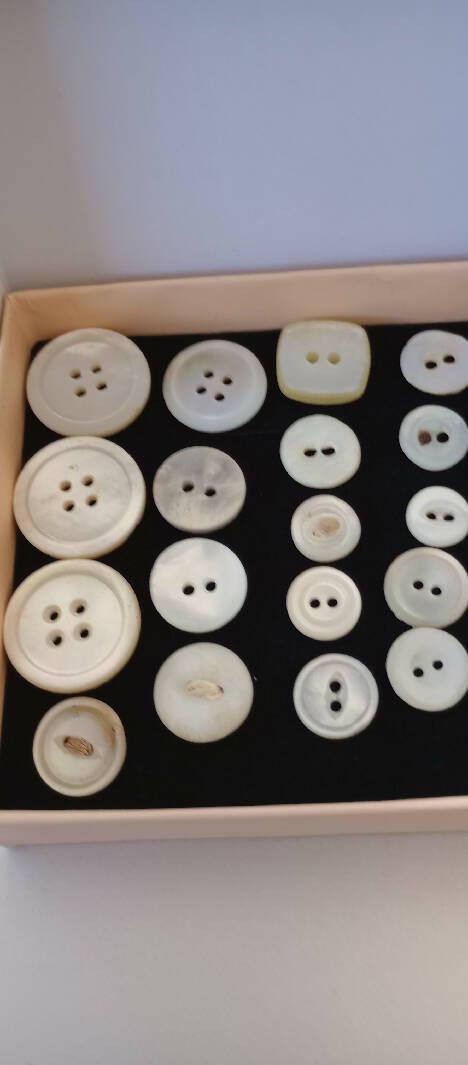 Assorted MOP buttons, lot of 18
