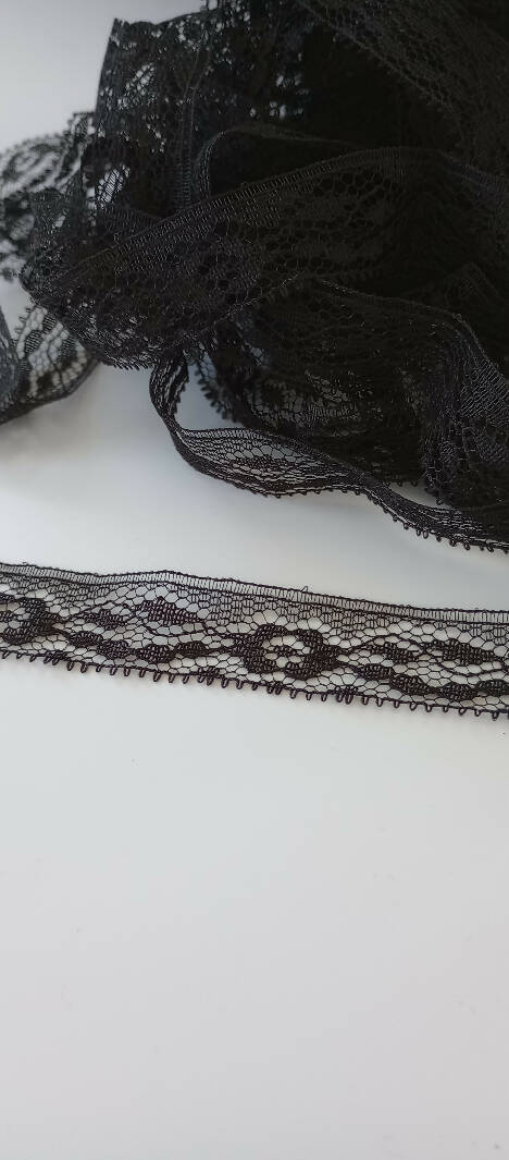 6/8 in black lace, flat, 8 yards